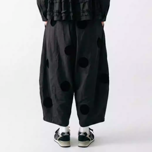黒に躍る丸と風、ランタンシルエットの遊びパンツ《i0863》